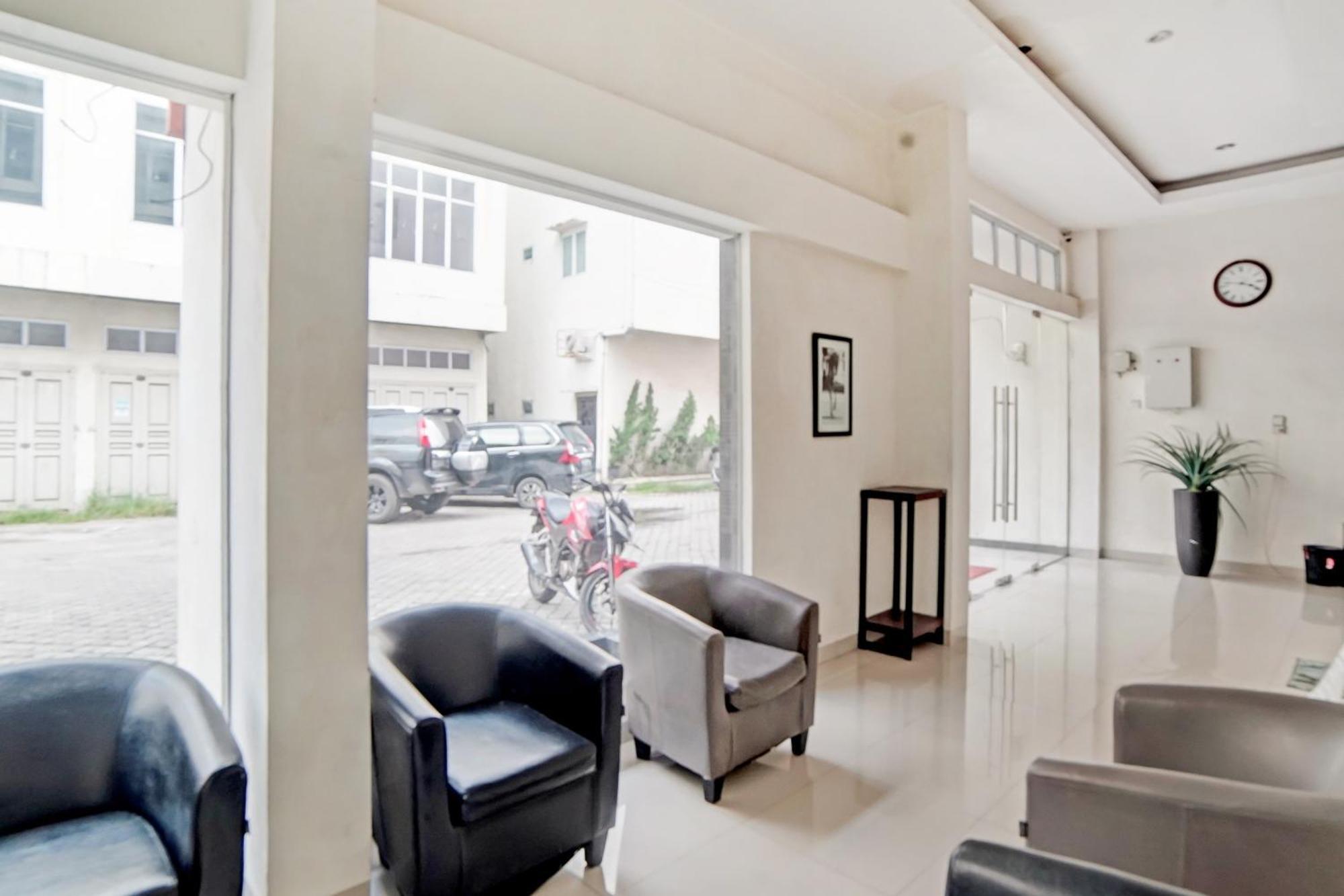 Hotel Oyo 3051 Stm Near Amplas Bus Terminal Medan