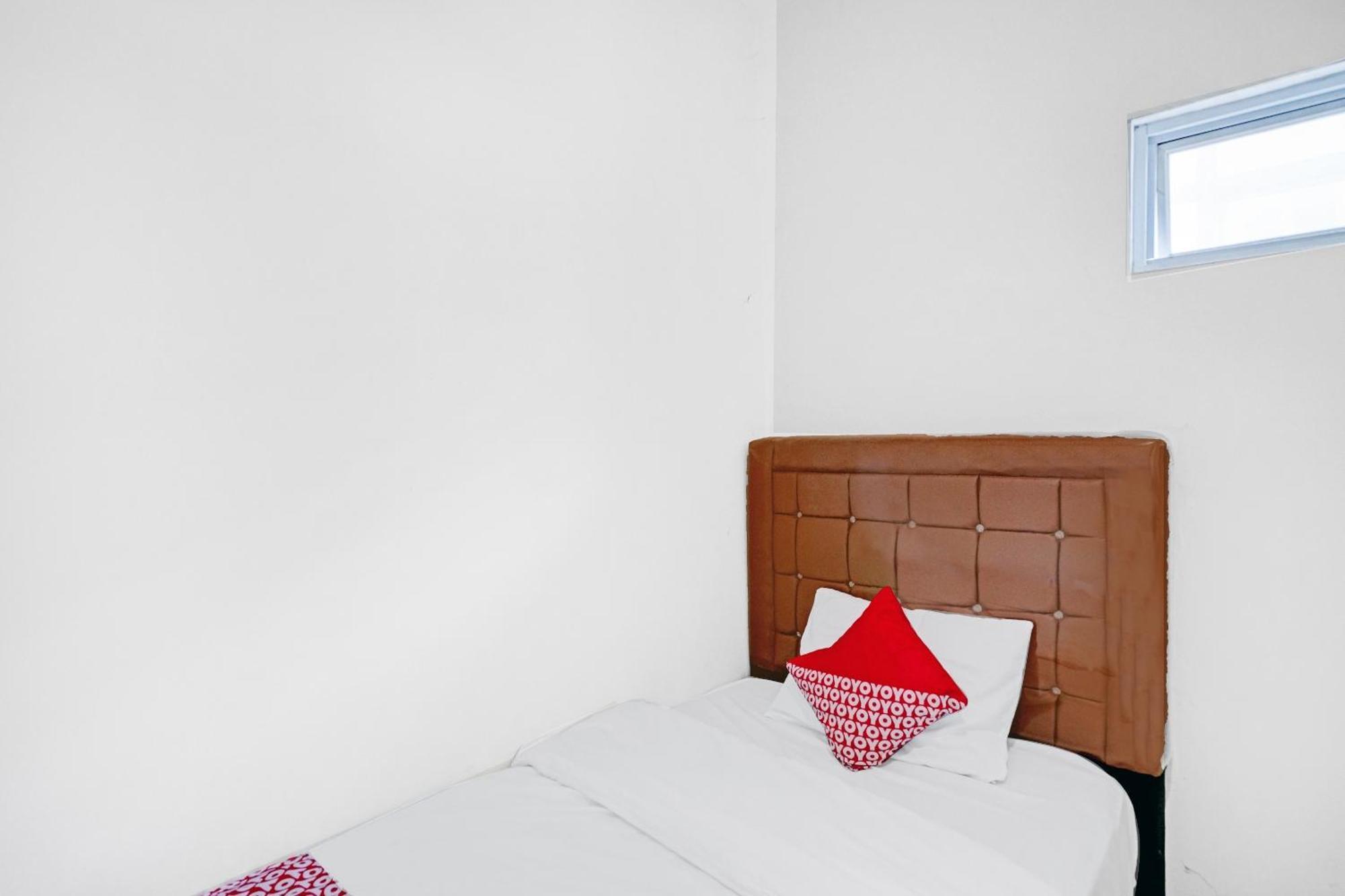 Hotel Oyo 3051 Stm Near Amplas Bus Terminal