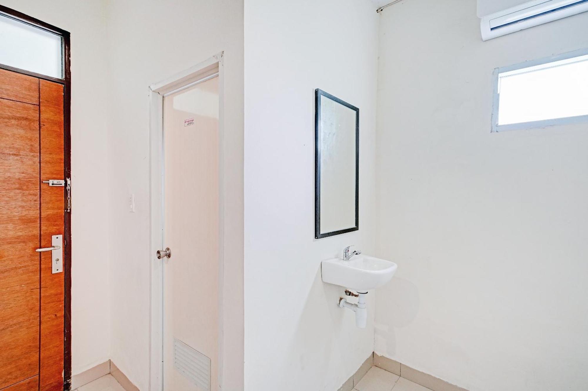 Hotel Oyo 3051 Stm Near Amplas Bus Terminal 2*